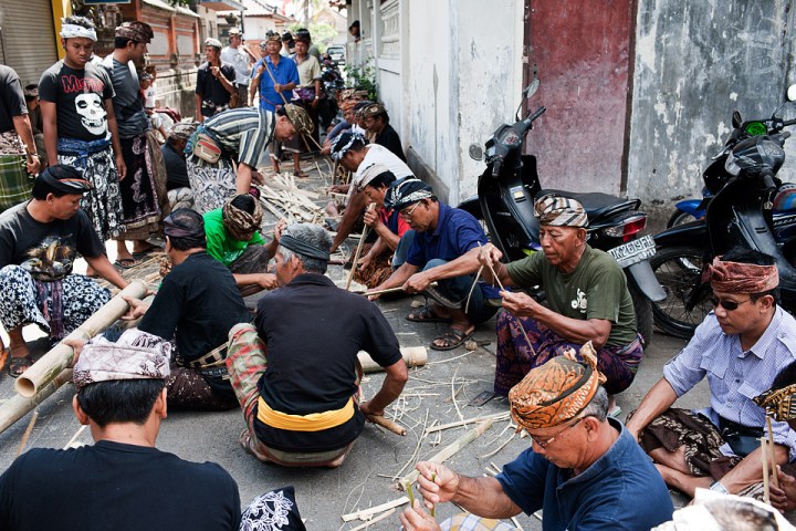 Community working together for Mr A.A.Mangkling's ngaben in Bali