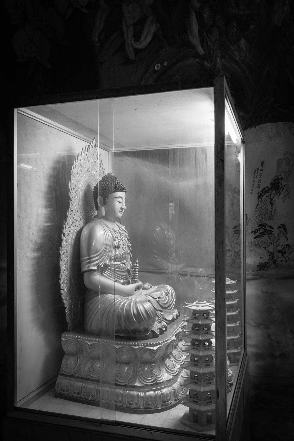 Perak Tong Cave Temple display case ipoh malaysia